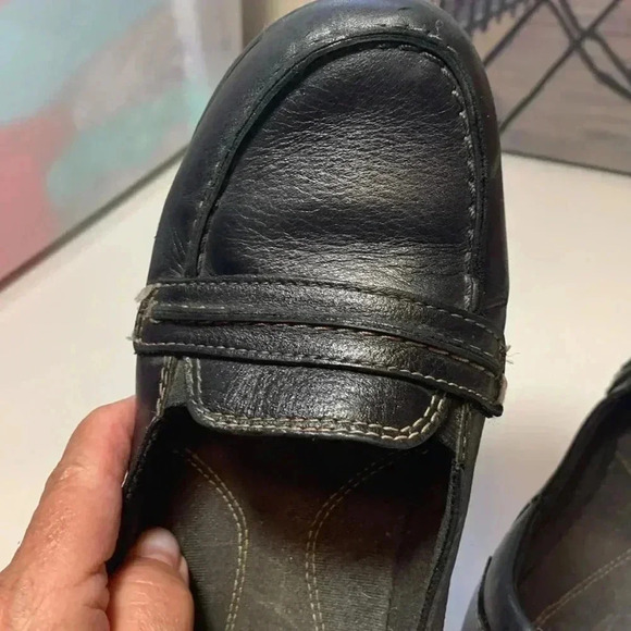 Clarks comfy black leather loafers with  taupe stitching , 8.5M - Picture 3 of 7